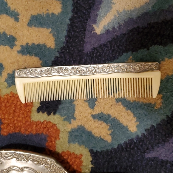 Vintage vanity mirror brushes and comb set excellent condition - Picture 4 of 9